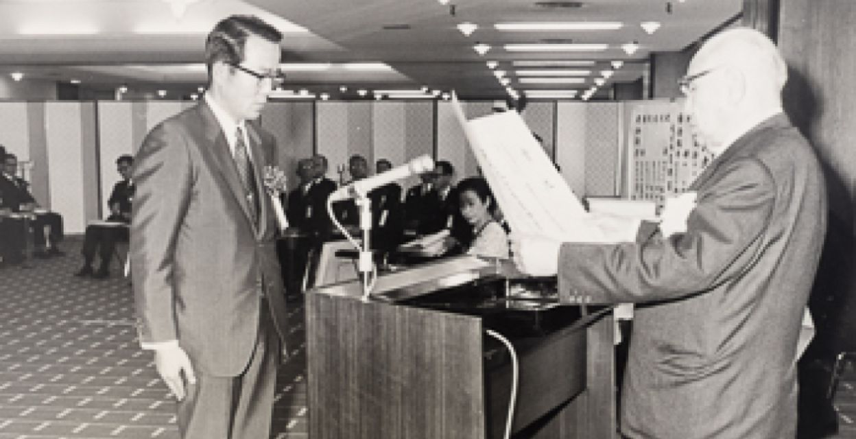 Inamori receiving the Okochi Memorial Grand Prize for Production in 1972