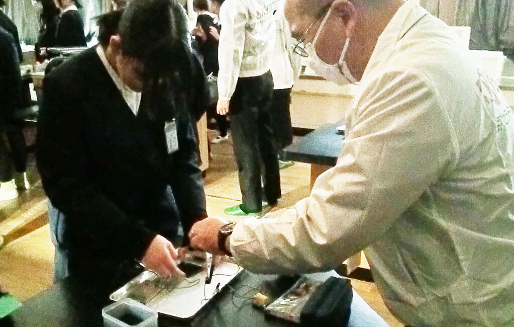 Children learning the mechanism of copying through an experiment