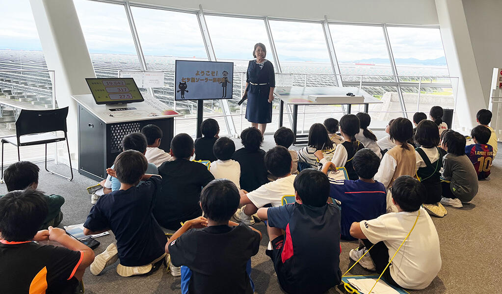 Photo: Students touring the Kagoshima Nanatsujima Solar Science Museum1