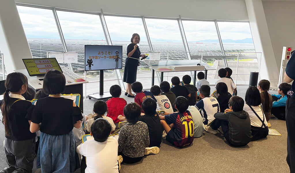 Photo: Students touring the Kagoshima Nanatsujima Solar Science Museum2