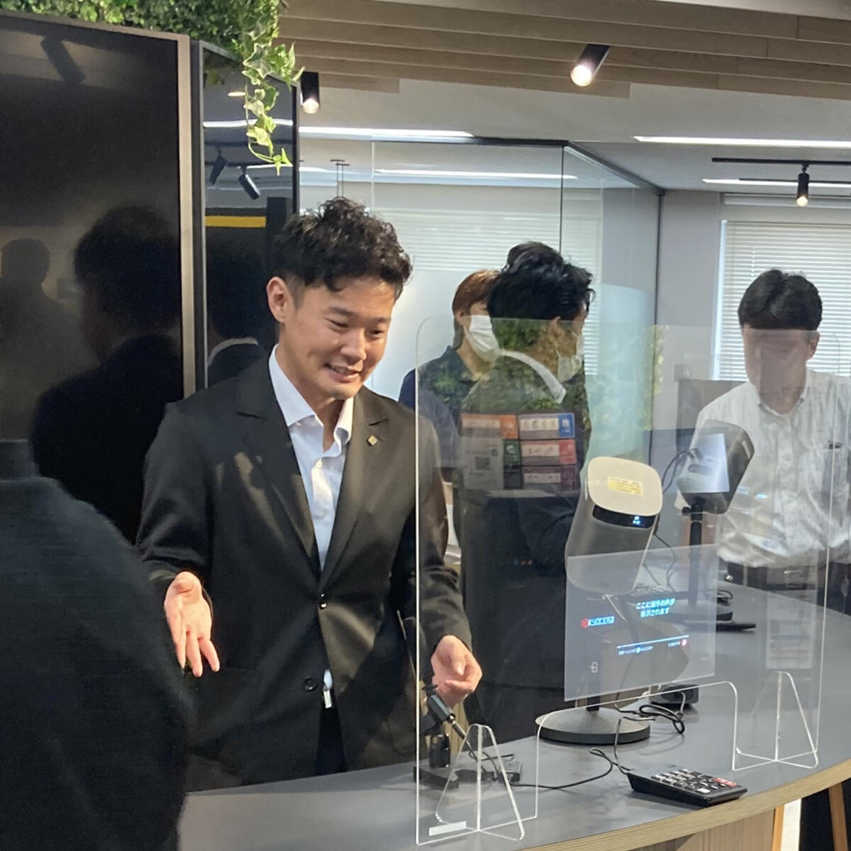 Sasaki using the subtitle display system Cotopat